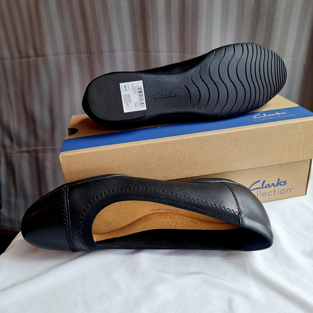 NWT - Clarks Women's Black Flats - Picture 3 of 4